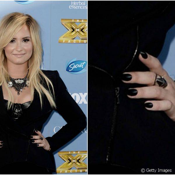 Demi Lovato combinou as unhas pretas com o modelito do mesmo tom para integrar o júri do 